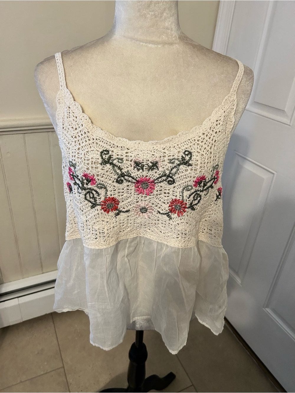 Francesca’s Crochet Floral Embroidered Babydoll Crop Top/Cream/Size Large